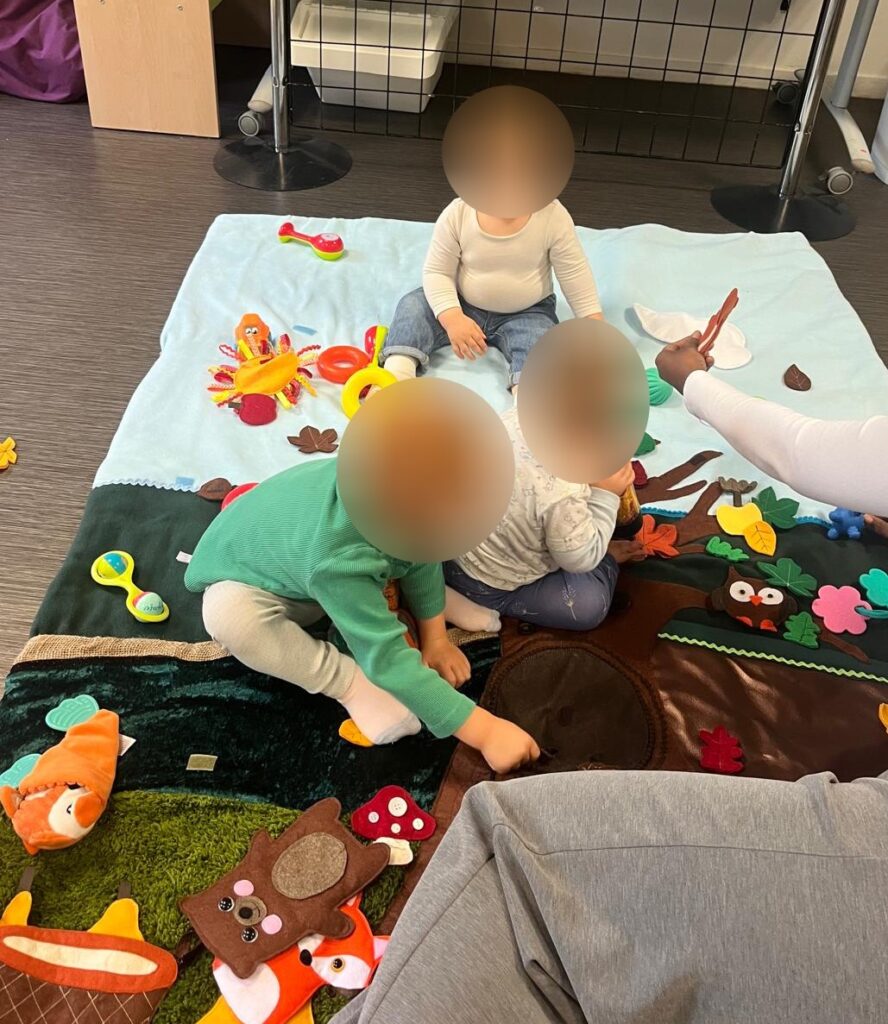 eveil et douceur enfants qui jouent sur tapis d'éveil