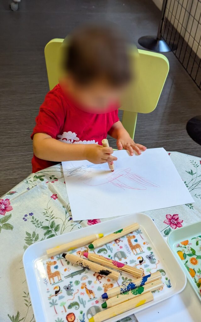 eveil et douceur enfant qui dessine