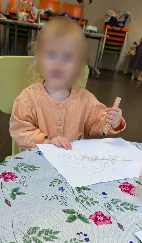 eveil et douceur enfant qui dessine