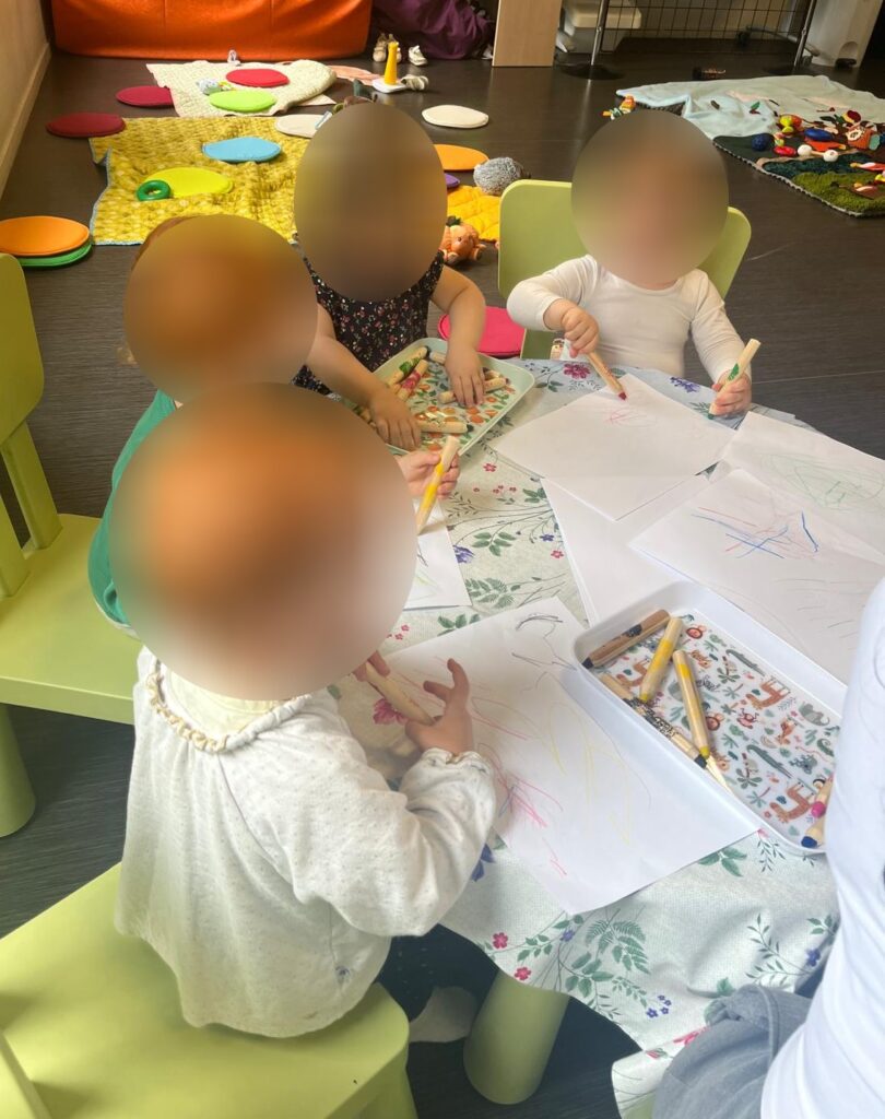 eveil et douceur enfant qui dessine