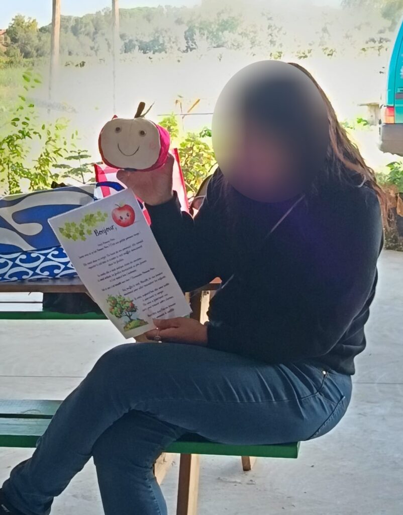 assistante maternelle qui raconte l'histoire de pomme pom
